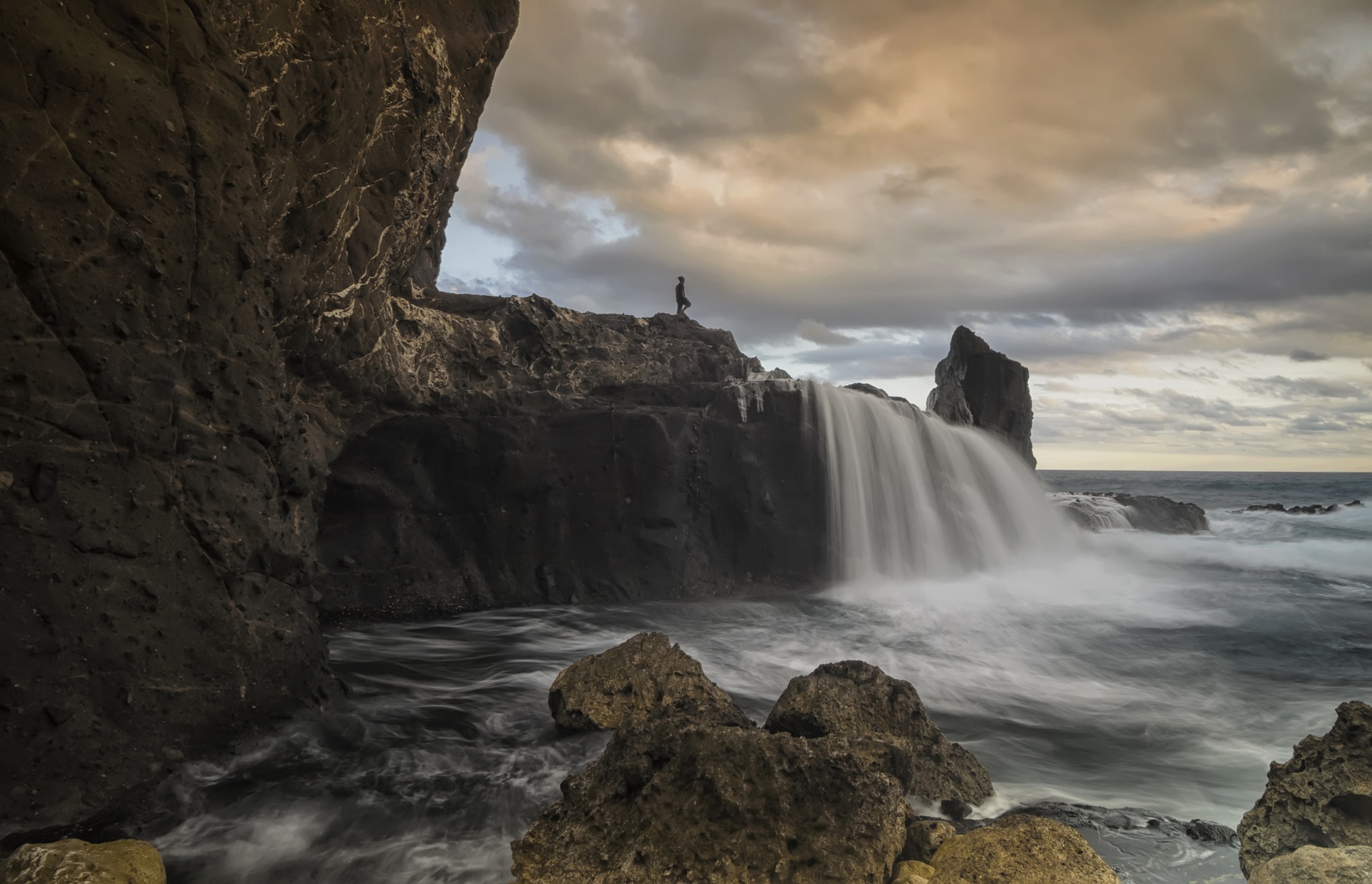 6 Rekreasi Pantai Lombok Barat, Ada Pantai Dengan Air Terjunnya !